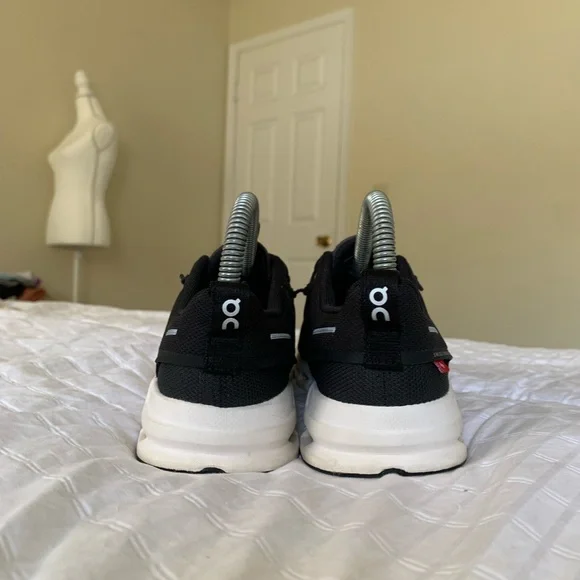 On Running women Black and White Sneakers - Picture 2 of 8